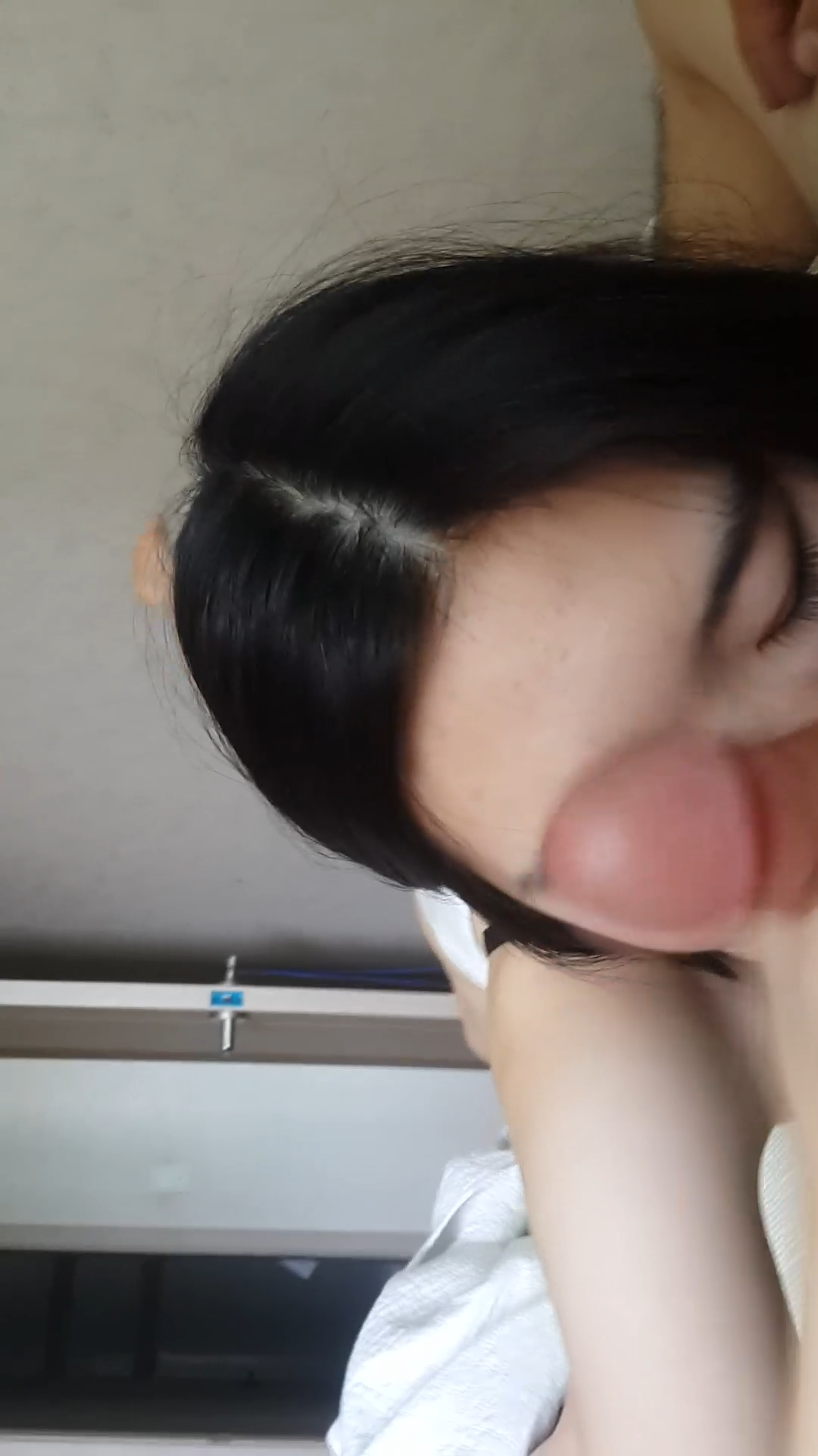 Gái xinh lần đầu bú cu còn bỡ ngỡ