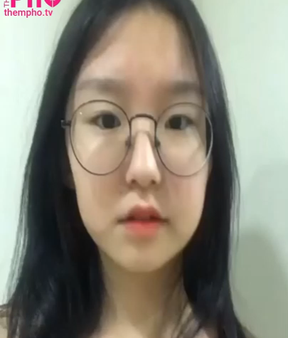 Em gái teen show hàng ngon cho bạn trai xem