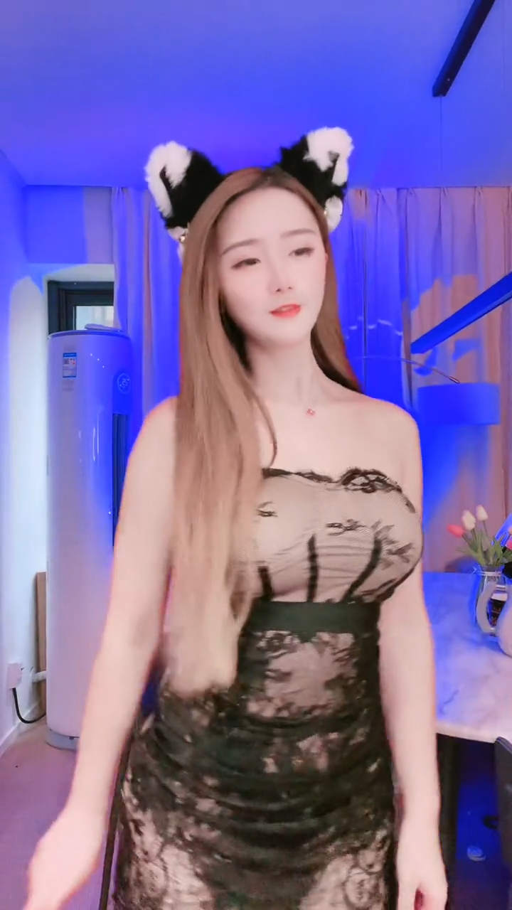 Bé thỏ đáng yêu nhảy sexy tại phòng stream